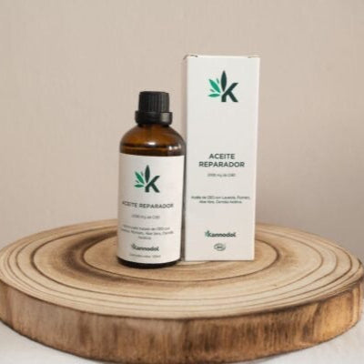 Calma el dolor y la inflamación muscular y articular con este aceite reparador. Su fórmula combina aceites esenciales y 2000mg de CBD puro , ofreciendo una hidratación profunda, ayudando a aliviar tensiones y favoreciendo la regeneración de las zonas más necesitadas.