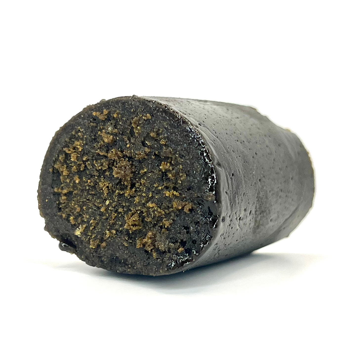 Esta resina, inspirada en una resina afgana, tiene una textura mantecosa, muy suave al tacto y aceitosa , como su propio nombre indica. Sus notas aromáticas son intensamente florales, con un perfil dulce y resinado que recuerda a la clásica bellota, pero con una identidad propia. Su aroma marcadamente dulce se entrelaza con matices florales y un toque aceitoso que desprende una fragancia cautivadora.
