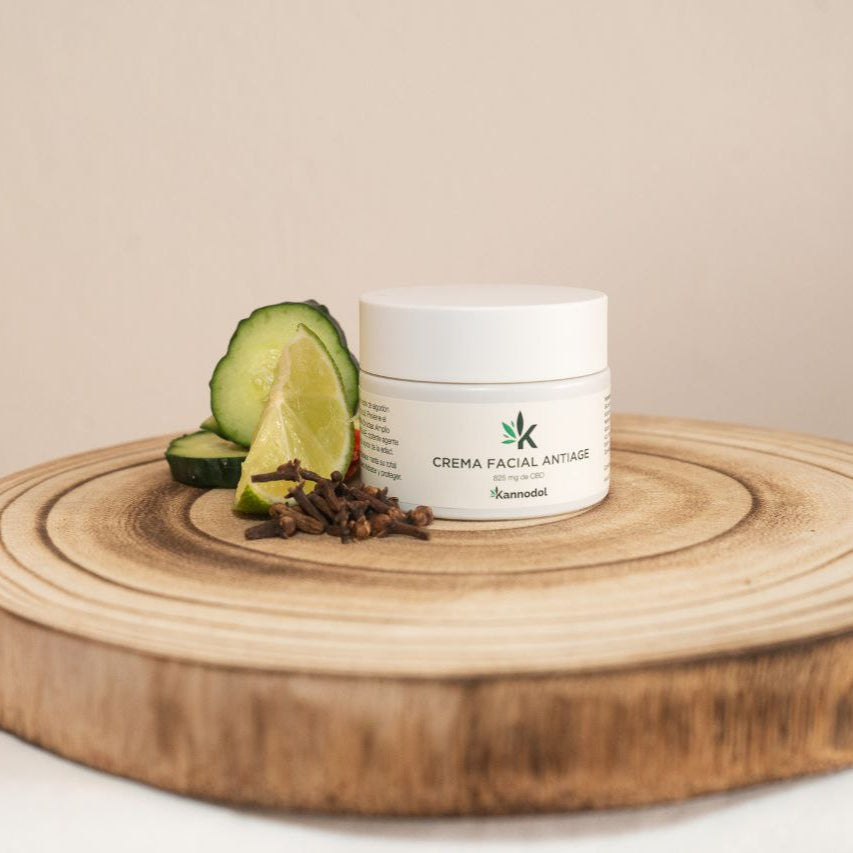 Combate los signos visibles del envejecimiento con esta crema facial enriquecida con 825 mg de CBD, aceite de cáñamo y aceites esenciales. Hidrata profundamente, mejora la firmeza y devuelve la luminosidad a la piel. 