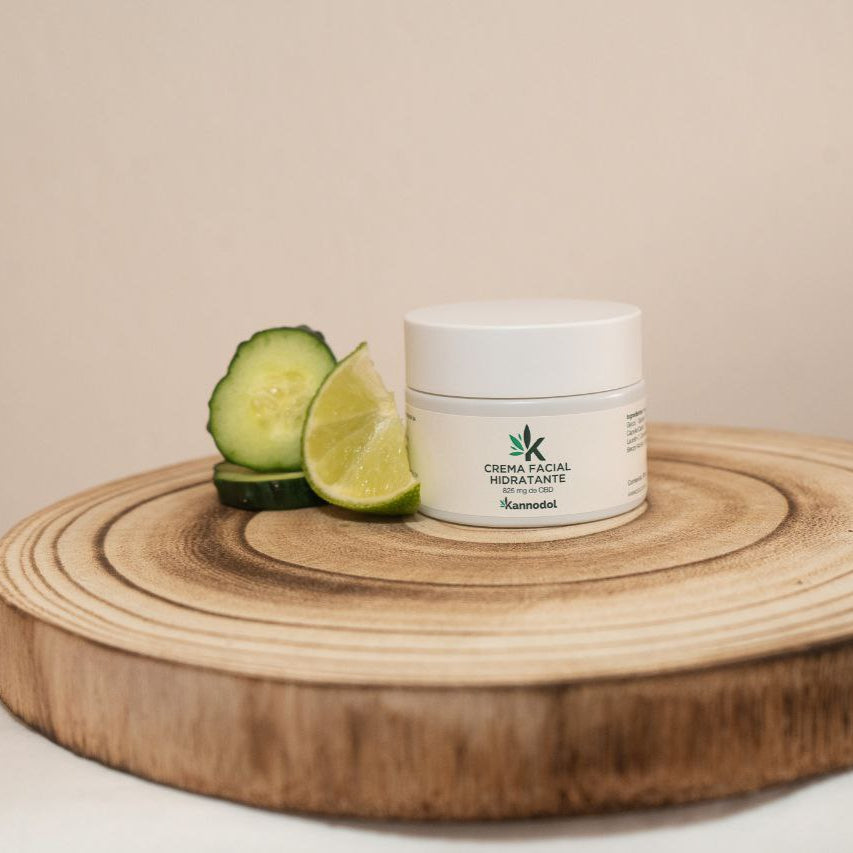 Hidrata tu piel en profundidad con esta crema facial enriquecida con aceites esenciales y 825mg de CBD. Su fórmula ayuda a calmar, equilibrar y restaurar la piel, dejándola suave, nutrida y confortable durante todo el día.