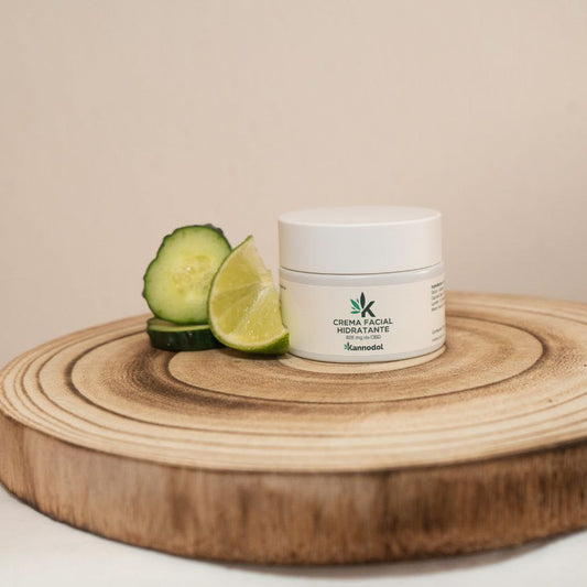 Hidrata tu piel en profundidad con esta crema facial enriquecida con aceites esenciales y 825mg de CBD. Su fórmula ayuda a calmar, equilibrar y restaurar la piel, dejándola suave, nutrida y confortable durante todo el día.
