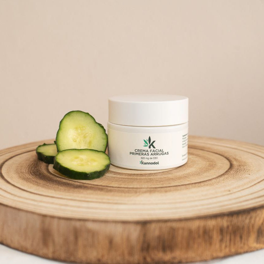 Prevé y suaviza las primeras líneas de expresión con esta crema ligera enriquecida con 825 mg de CBD, péptidos antiedad y aceites esenciales. Hidrata y mejora la elasticidad, protegiendo la piel de los primeros signos de envejecimiento.