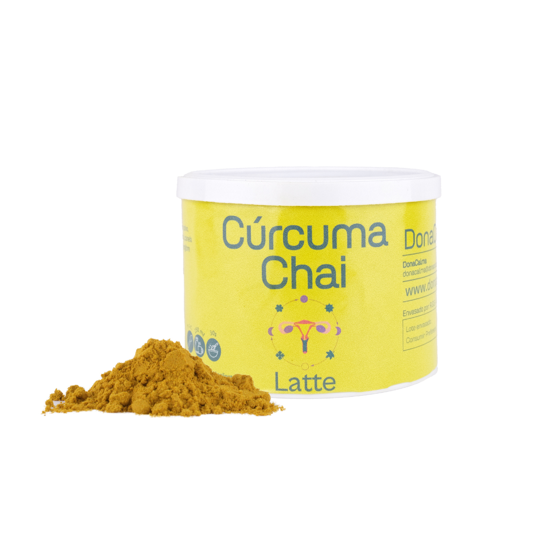 El Cúrcuma Chai Latte de DonaCalma combina cúrcuma, jengibre, canela y leche de coco deshidratada en una mezcla cálida, especiada y aromática que invita a bajar el ritmo y dedicarte un instante para ti.