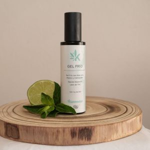 Alivia la sensación de pesadez, fatiga y dolor muscular con este gel frío 500 MG CBD enriquecido con aceites esenciales, aloe vera y mentol. Su efecto refrescante inmediato ayuda a relajar piernas cansadas y aliviar molestias musculares, siendo ideal para aplicar después del ejercicio físico o en momentos de tensión muscular.
