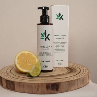 Nutre y revitaliza tu piel con esta leche corporal enriquecida con 1.000 mg de CBD y una combinación exclusiva de aceites esenciales. Su fórmula proporciona una hidratación intensa y duradera, calma incluso las pieles más sensibles y deja una sensación de suavidad y confort desde la primera aplicación.