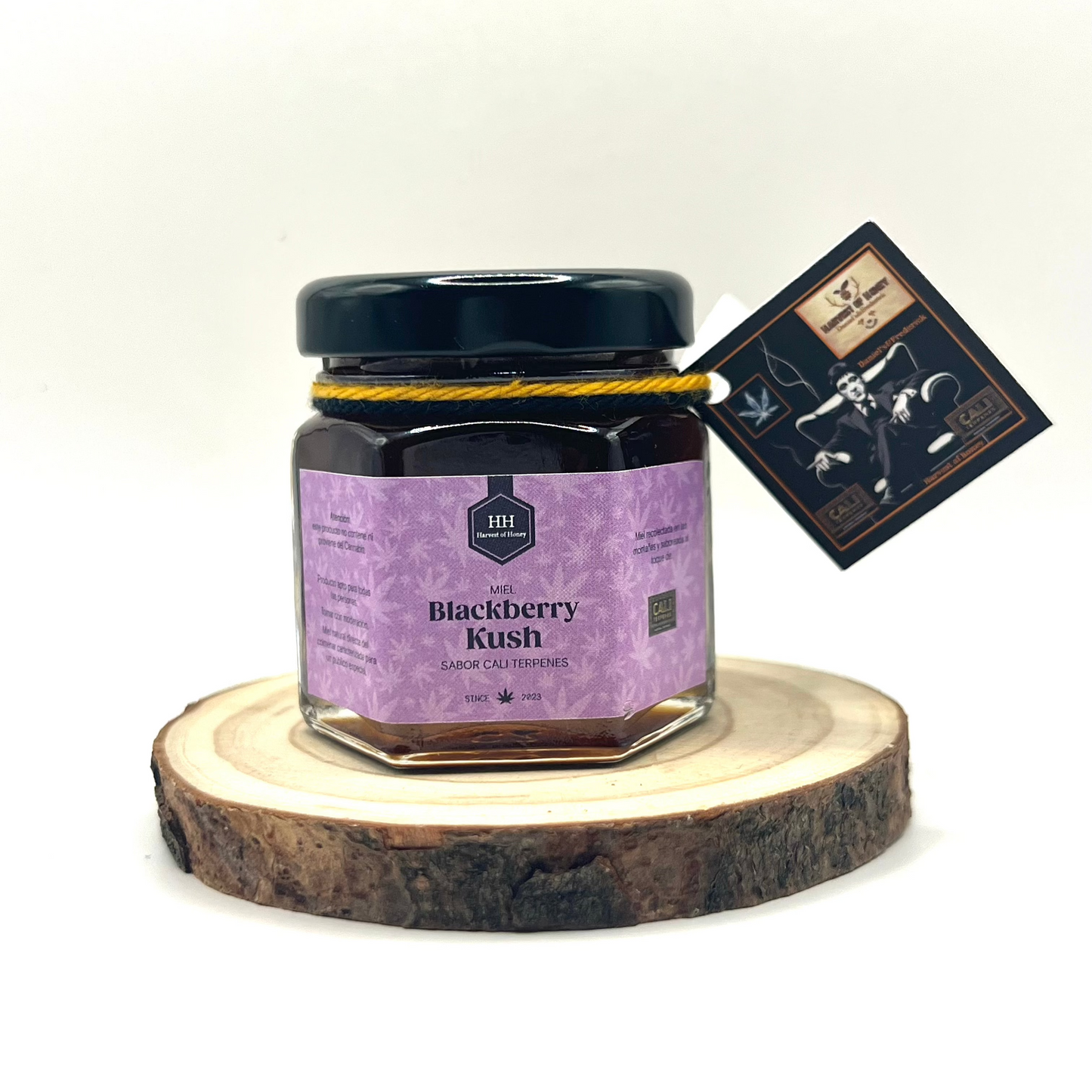 Miel pura, sin mezclar ni calentar. Solo miel cruda y aromas naturales.
Elaborada artesanalmente por Daniels & Frederick, para los amantes del sabor auténtico y las experiencias gourmet.