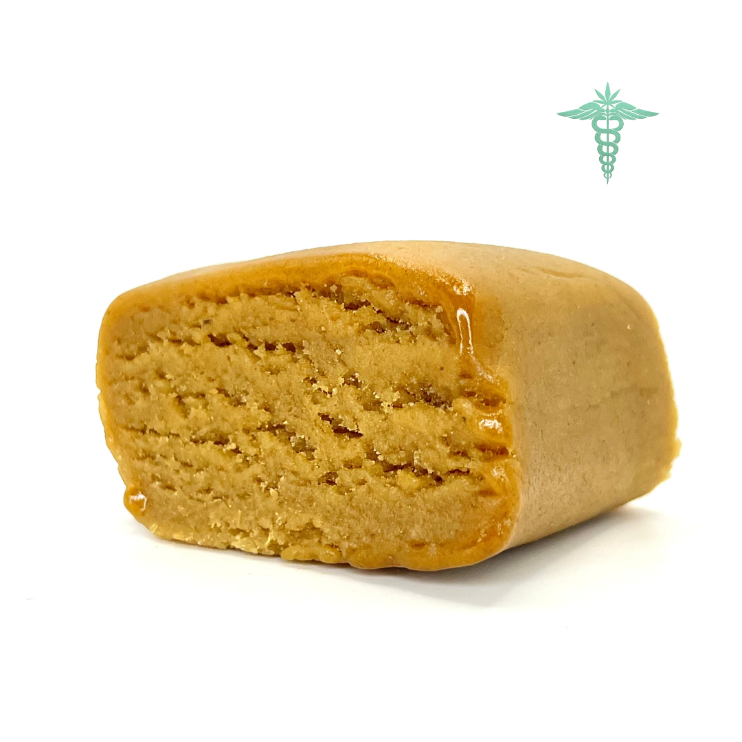 Descubre nuestra resina Piatella CBD: elaborada mediante un proceso de curado en frío, siempre por debajo de los 10 °C. Este detalle marca la diferencia: permite conservar al máximo los terpenos naturales del cáñamo, dando lugar a un perfil aromático más vivo, limpio y persistente. Además, este curado lento y cuidadoso le confiere un color que refleja la esencia de sus propios terpenos, con tonalidades que oscilan entre el dorado y el ámbar terroso.