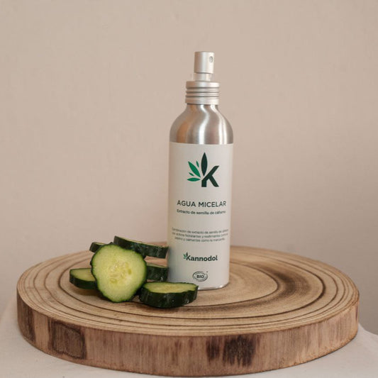 Elimina impurezas y maquillaje de forma eficaz con esta agua micelar enriquecida con extracto de&nbsp;semilla de cáñamo, conocida por sus propiedades calmantes e hidratantes. Su fórmula suave limpia profundamente sin irritar, dejando una sensación de frescura y confort en la piel.