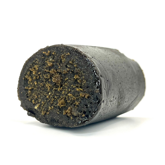 Esta resina, inspirada en una resina afgana, tiene una textura mantecosa, muy suave al tacto y aceitosa , como su propio nombre indica. Sus notas aromáticas son intensamente florales, con un perfil dulce y resinado que recuerda a la clásica bellota, pero con una identidad propia. Su aroma marcadamente dulce se entrelaza con matices florales y un toque aceitoso que desprende una fragancia cautivadora.