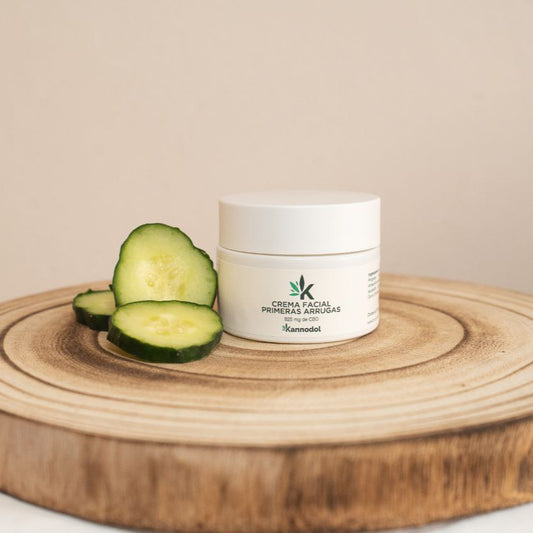 Prevé y suaviza las primeras líneas de expresión con esta crema ligera enriquecida con&nbsp;825 mg de CBD, péptidos antiedad y aceites esenciales. Hidrata y mejora la elasticidad, protegiendo la piel de los primeros signos de envejecimiento.