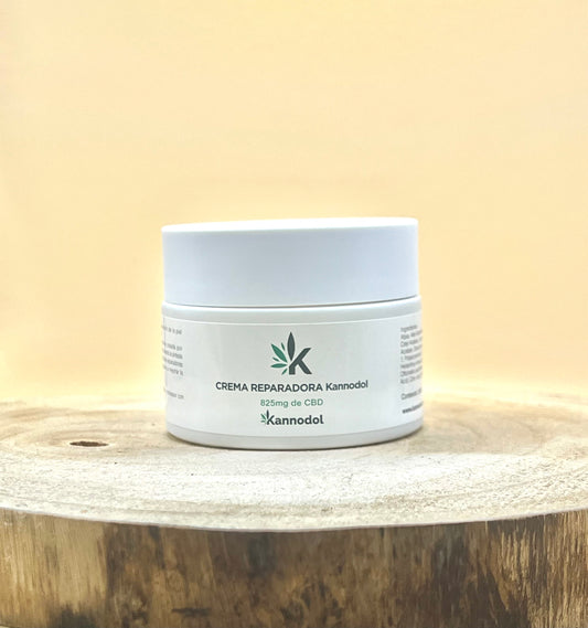 Alivia y trata mejoras en las alteraciones cutáneas como eczemas, psoriasis, rosácea, urticaria, dermatitis seborreica y herpes simple , gracias a su potente fórmula con 825 mg de CBD , EGF de origen vegetal y extractos naturales. Regenera la piel, restaura la barrera cutánea, hidrata profundamente y calma las irritaciones, devolviendo suavidad y elasticidad con resultados visibles desde las primeras aplicaciones.