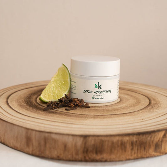 Mantén tus tatuajes hidratados y protegidos con esta crema con 825 mg de CBD formulada para preservar la intensidad de los colores y la textura de la piel. Enriquecida con CBD, su fórmula ayuda a calmar la piel, manteniendo los tatuajes vibrantes y saludables. Ideal para el cuidado diario de tus diseños, garantizando una hidratación profunda.