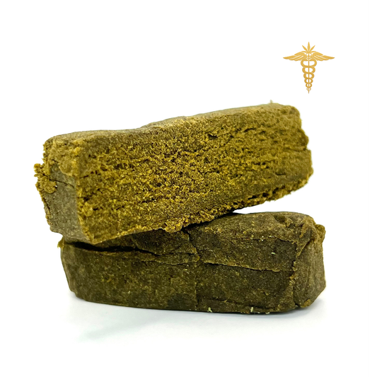 Dry Crème es una resina de triple filtrado obtenida a mano a través de un meticuloso proceso de tamizado, utilizando mallas de distintos micrajes que permiten separar con precisión los tricomas —las glándulas de resina— del resto de la planta. Cuanto más fino y cuidadoso es el filtrado, mayor es la pureza del resultado, y este producto es una clara muestra de ello, ofreciendo un penetrante e intenso aroma herbal.