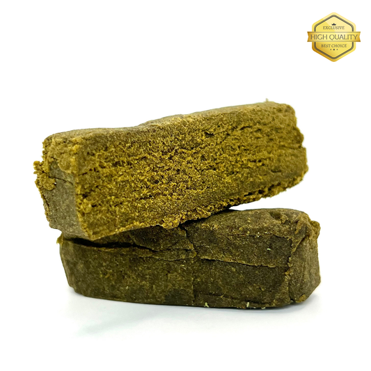 Dry Crème es una resina de triple filtrado obtenida a mano a través de un meticuloso proceso de tamizado, utilizando mallas de distintos micrajes que permiten separar con precisión los tricomas —las glándulas de resina— del resto de la planta. Cuanto más fino y cuidadoso es el filtrado, mayor es la pureza del resultado, y este producto es una clara muestra de ello, ofreciendo un penetrante e intenso aroma herbal.