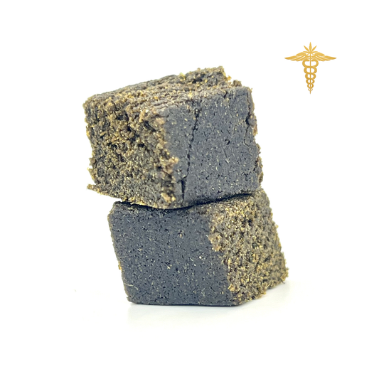 Fresh Frozen es una resina obtenida mediante un proceso de congelación inmediata en fresco, una técnica que permite conservar al máximo los terpenos y cannabinoides en su estado más puro. A diferencia de los métodos tradicionales, este sistema mantiene intacto el perfil aromático original de la planta, dando lugar a una resina de carácter intenso, con una experiencia sensorial profundamente fiel a la genética de origen y un aroma excepcionalmente vivo, complejo y envolvente.