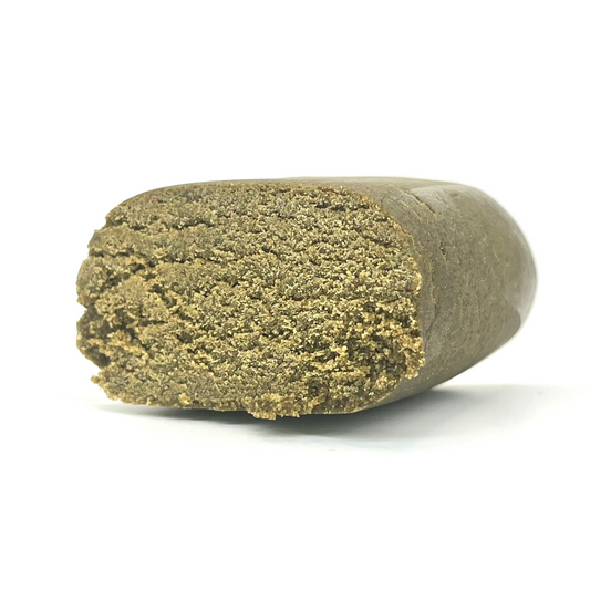 Esta resina, elaborada con un proceso de extracción en frío, destaca por su textura suave y maleable, permitiendo una manipulación sencilla y agradable. Su aroma es intenso y envolvente, con un equilibrio entre notas dulces y matices terrosos, creando una experiencia sensorial única.