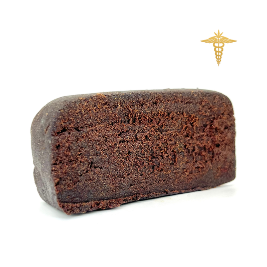 Una resina que se sitúa entre el polen clásico y el tipo charas, destacando por su textura suave y moldeable , similar a la plastilina al trabajarla ligeramente. Este producto ofrece notas aromáticas: tierra, pino y regaliz dulce , proporcionando una experiencia equilibrada y distintiva.