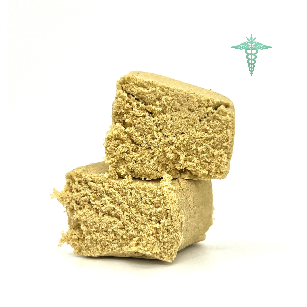 Esta resina es un polen rubio de textura aireada, que se prensa con facilidad y se deshace suavemente al tacto. Su aroma combina un refrescante toque cítrico de mandarina con profundas notas terrosas, creando una experiencia única que equilibra dulzura y frescor.
