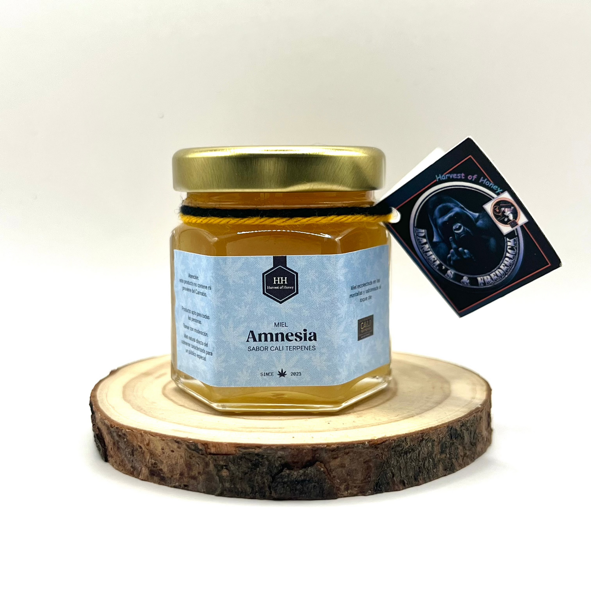 Miel pura, sin mezclar ni calentar. Solo miel cruda y aromas naturales.
Elaborada artesanalmente por Daniels &amp; Frederick, para los amantes del sabor auténtico y las experiencias gourmet.