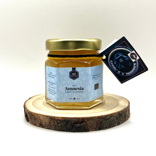 Miel pura, sin mezclar ni calentar. Solo miel cruda y aromas naturales.
Elaborada artesanalmente por Daniels &amp; Frederick, para los amantes del sabor auténtico y las experiencias gourmet.