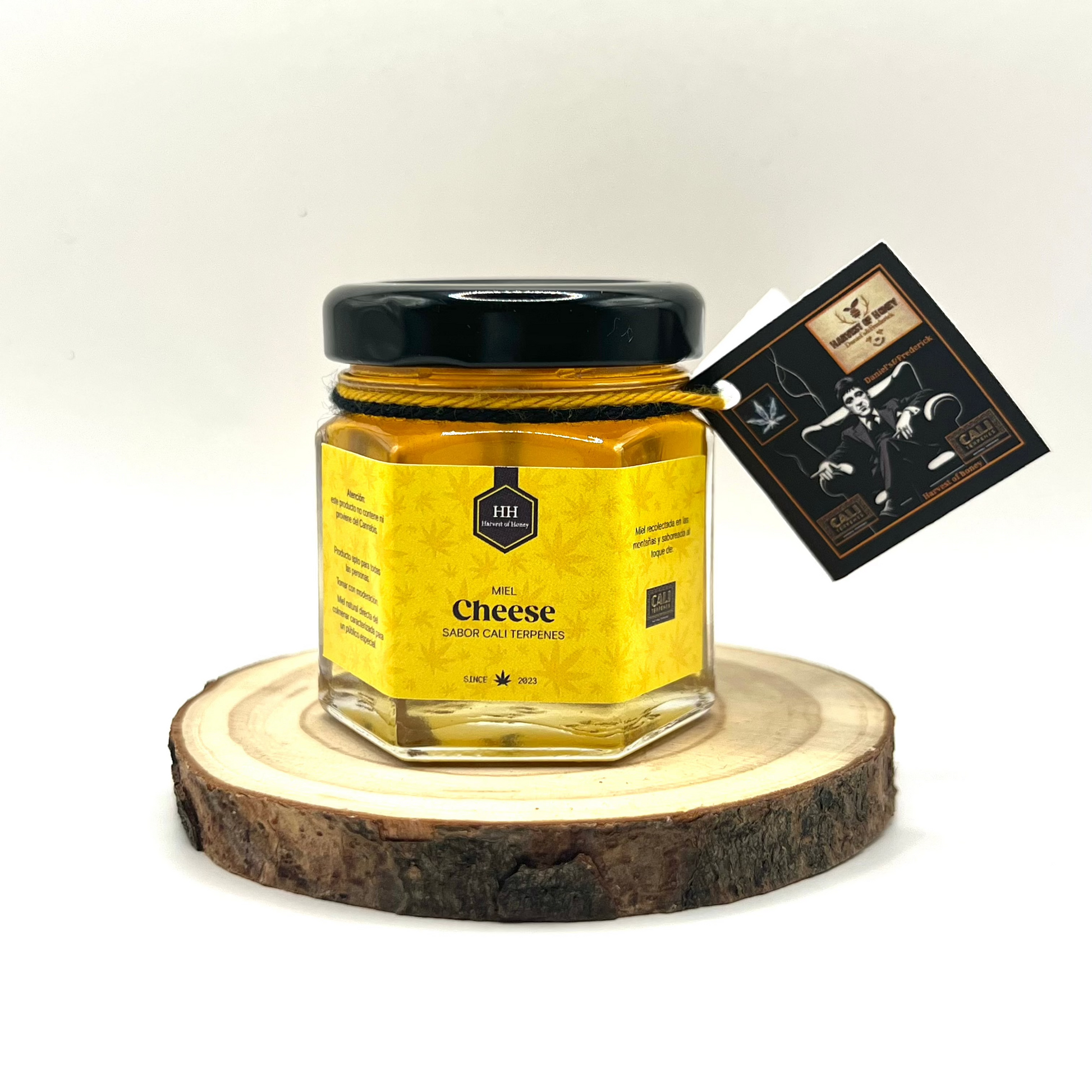 Miel pura, sin mezclar ni calentar. Solo miel cruda y aromas naturales.
Elaborada artesanalmente por Daniels &amp; Frederick, para los amantes del sabor auténtico y las experiencias gourmet.