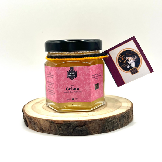 Miel pura, sin mezclar ni calentar. Solo miel cruda y aromas naturales.
Elaborada artesanalmente por Daniels &amp; Frederick, para los amantes del sabor auténtico y las experiencias gourmet.