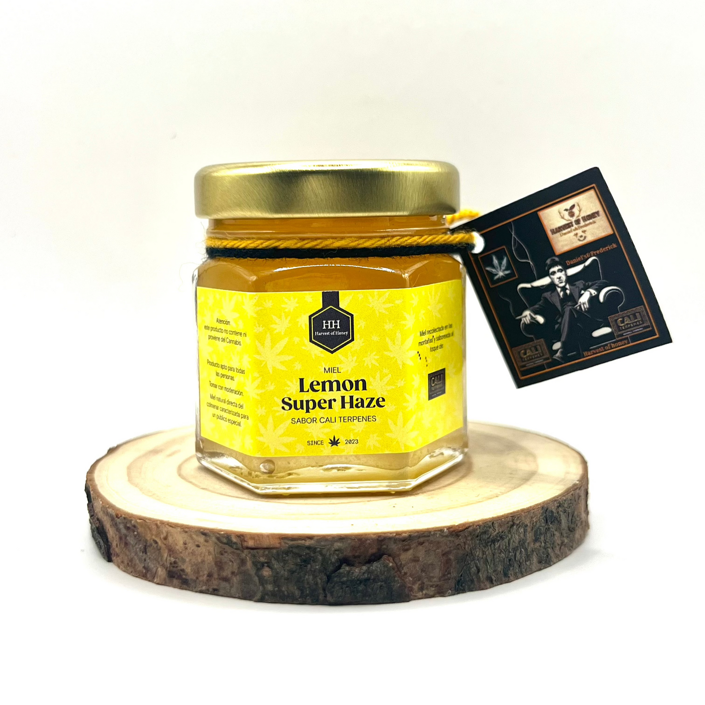 Miel pura, sin mezclar ni calentar. Solo miel cruda y aromas naturales.
Elaborada artesanalmente por Daniels &amp; Frederick, para quienes buscan elevar sus sentidos con cada detalle.
