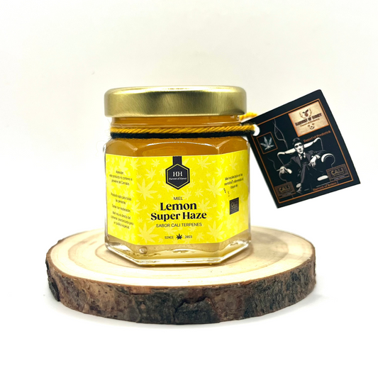 Miel pura, sin mezclar ni calentar. Solo miel cruda y aromas naturales.
Elaborada artesanalmente por Daniels &amp; Frederick, para quienes buscan elevar sus sentidos con cada detalle.