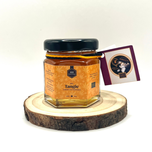 Miel pura, sin mezclar ni calentar. Solo miel cruda y aromas naturales.
Una edición artesanal elaborada por Daniels &amp; Frederick, pensada para los amantes del sabor auténtico y las experiencias gourmet.