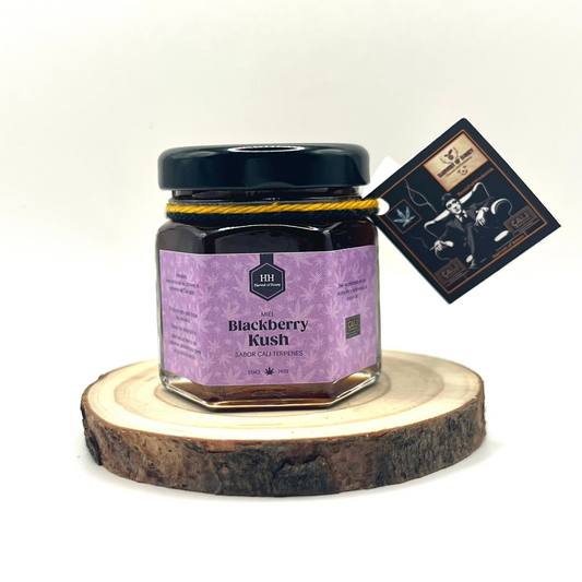 Miel pura, sin mezclar ni calentar. Solo miel cruda y aromas naturales.
Elaborada artesanalmente por Daniels &amp; Frederick, para los amantes del sabor auténtico y las experiencias gourmet.