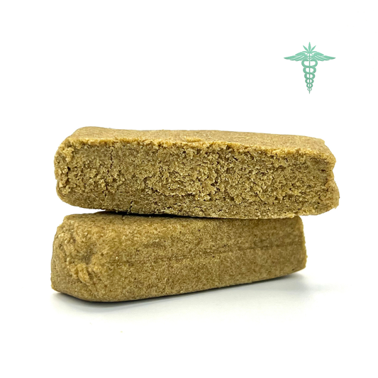 Esta resina es un polen rubio cremoso, que se deshace fácilmente al tacto. Su aroma ofrece un equilibrio perfecto entre notas cítricas y dulces, creando una experiencia afrutada y refrescante.