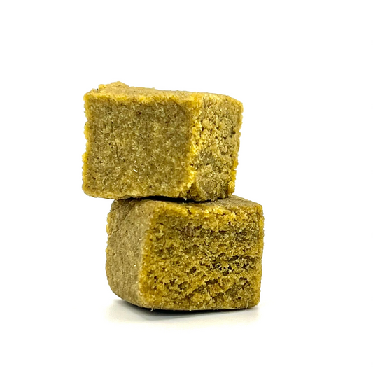 Su textura es notable chiclosa y pegajosa, cediendo suavemente al tacto. Las notas aromáticas presentan un toque cítrico y ácido que se entrelaza con matices dulces y tropicales, acompañados de aromas sutilmente terrosos y apinados que aportan profundidad al aroma.